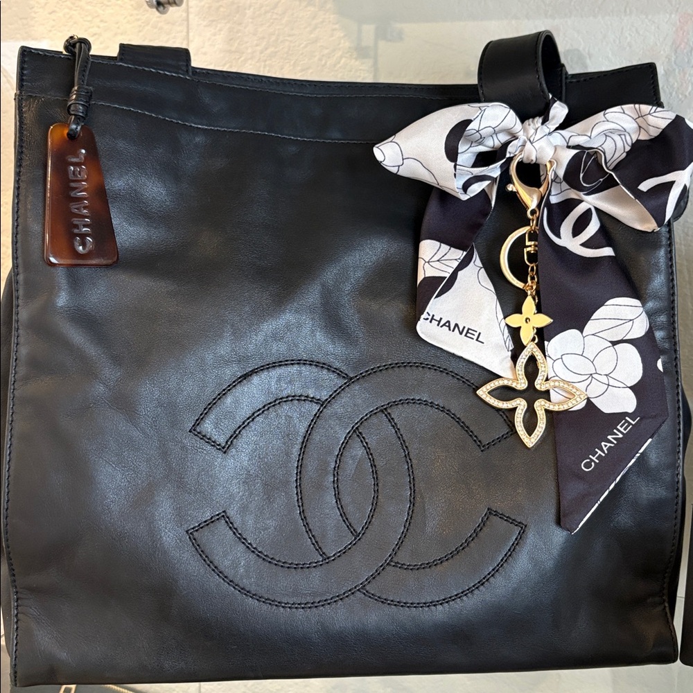 CHANEL CC Black Lambskin Leather Shoulder Shopper Bag Tote with top Zipper - Picture 2 of 13